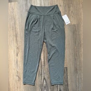 Athleta Elation Pant NWT, Size small in gray